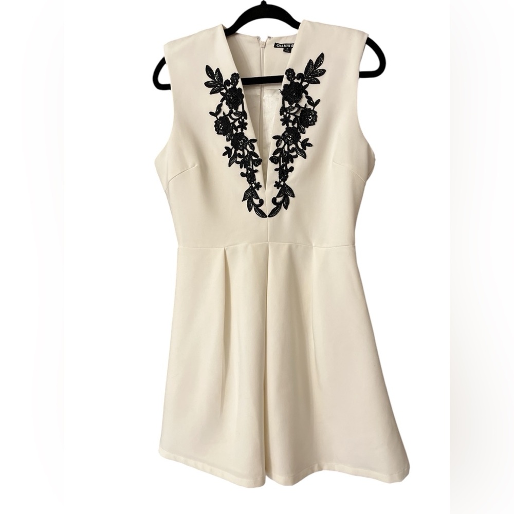 Gianni Bini white embroidered front dress